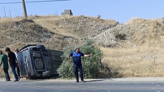 Lastiği patlayan araç takla attı: 2 yaralı