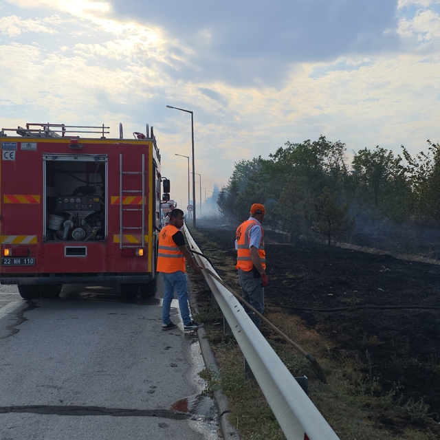 Havsa'da anız yangını otobanı dumana bürüdü