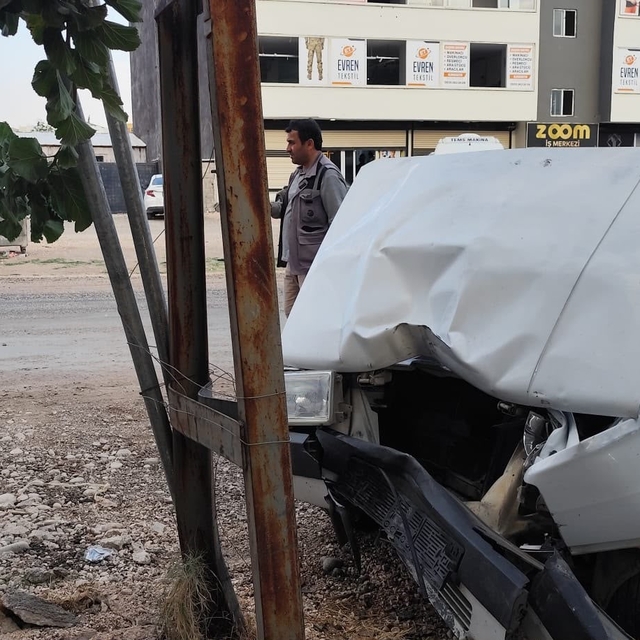 Kahta'da kontrolden çıkan otomobil direğe çarptı: 2 yaralı