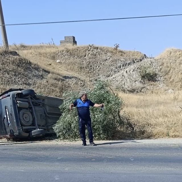 Lastiği patlayan araç takla attı: 2 yaralı