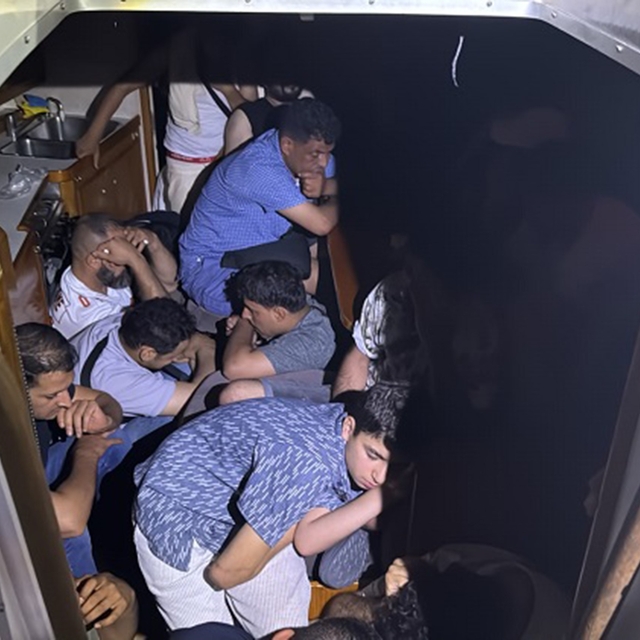 Gökova Körfezinde yelkenli teknede 40 düzensiz göçmen ve 2 göçmen kaçakçısı...