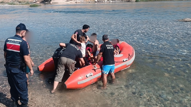 Su seviyesinin yükselmesiyle mahsur kalan 10 kişi botla kurtarıldı
