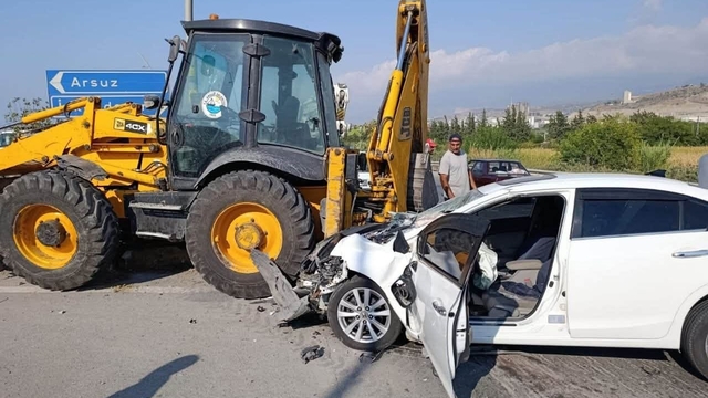 Arsuz'da kepçeyle çarpışan otomobil hurdaya döndü: 2 yaralı