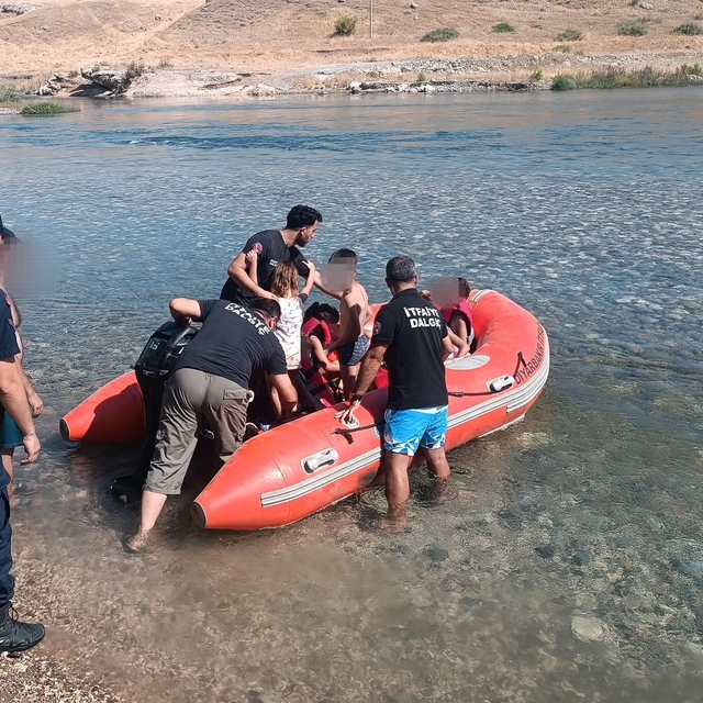 Su seviyesinin yükselmesiyle mahsur kalan 10 kişi botla kurtarıldı