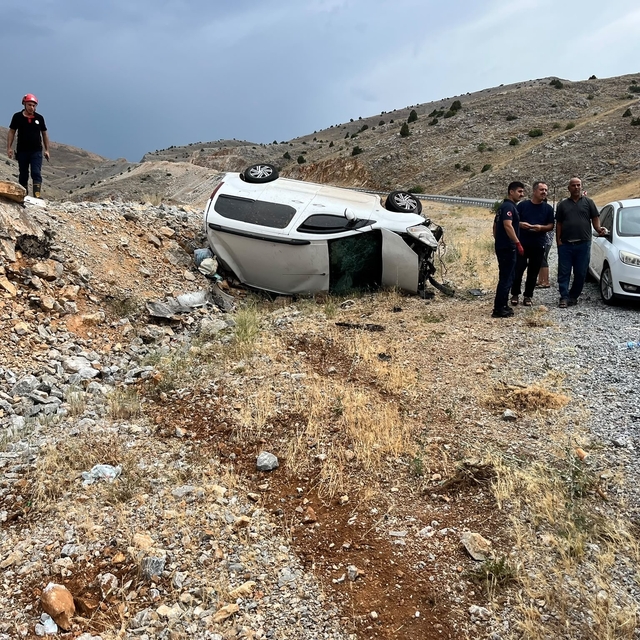 Hafif ticari araç takla attı: 6 yaralı