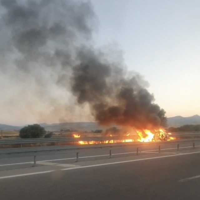 Muş'ta seyir halindeki araç alev alev yandı