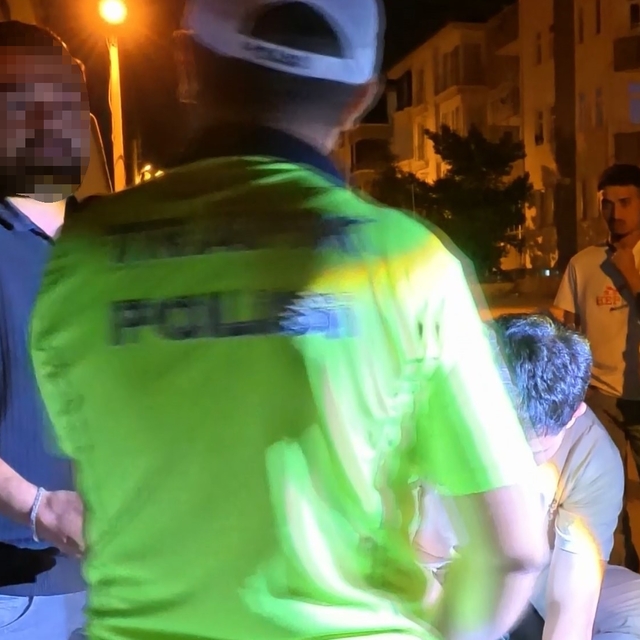 Aksaray'da polis ile vatandaşın kaçak sürücü ve araç polemiği kamerada