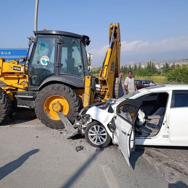 Arsuz'da kepçeyle çarpışan otomobil hurdaya döndü: 2 yaralı