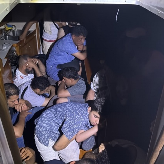 Yelkenli teknede 2 organizatör şüphelisi ile 40 kaçak göçmen yakalandı