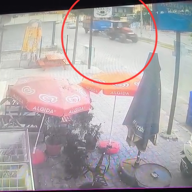 Adana'da traktörden ayrılan römork 2 kişiye çarptı; kaza anı kamerada