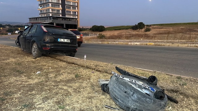 Uşak'ta otomobil refüje çıktı: 2 yaralı