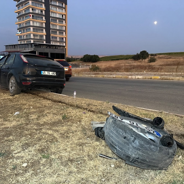 Uşak'ta otomobil refüje çıktı: 2 yaralı