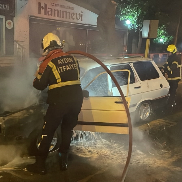 Seyir halindeyken alev alan otomobil, kullanılamaz hale geldi