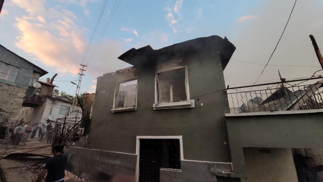 Erzincan'da köyde çıkan yangında 8 ev kullanılamaz hale geldi
