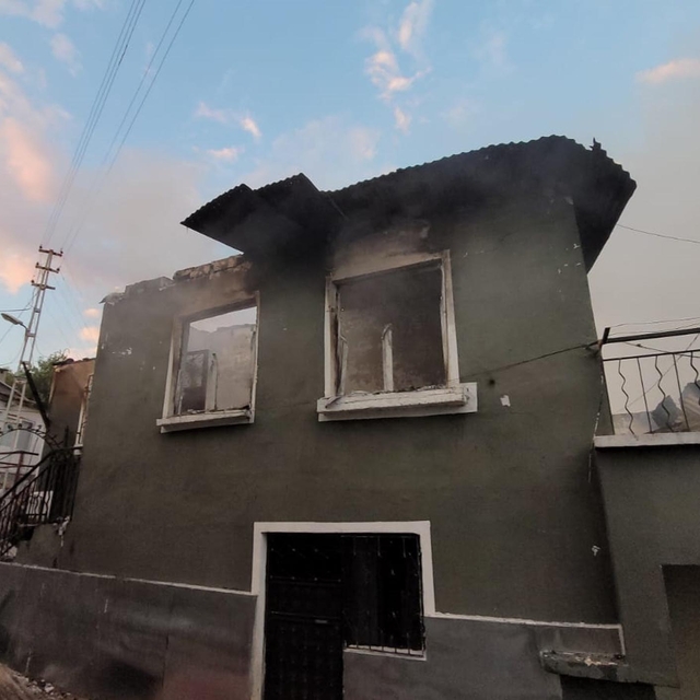 Erzincan'da köyde çıkan yangında 8 ev kullanılamaz hale geldi
