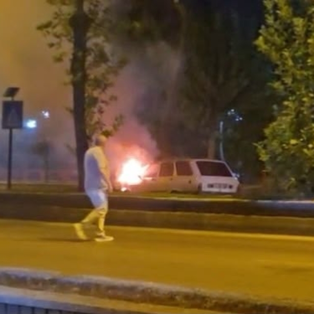 Aydın'da seyir halindeki otomobil alev aldı