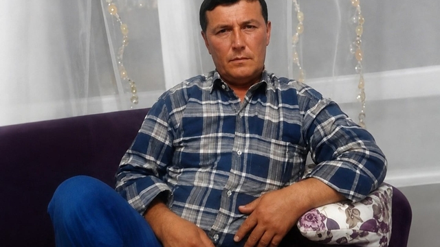 Tomruk yüklü kamyondan düşen işçi öldü