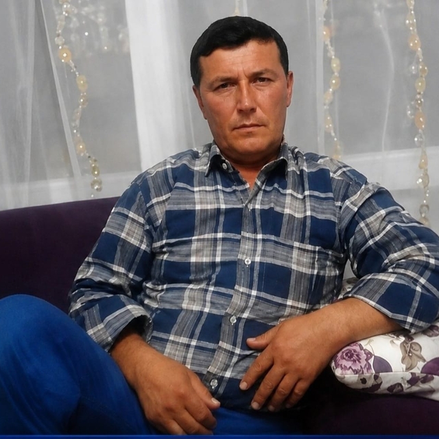 Tomruk yüklü kamyondan düşen işçi öldü
