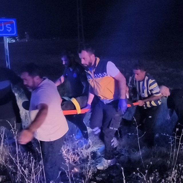 Batman'da pikap tarlaya uçtu: 2 yaralı
