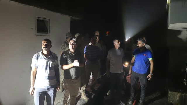 Kemaliye'de köy yangınında 10 ev hasar gördü