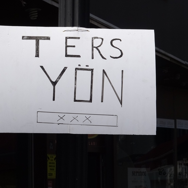 Ters yöne giren araçlar bıktırdı, esnaf kendi çözümünü buldu
Ters yön tabel...