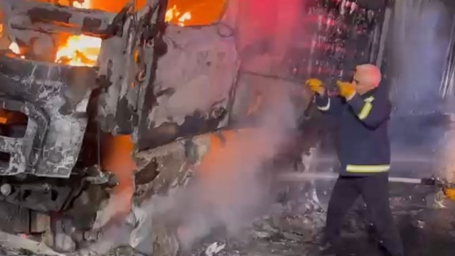Elazığ'da alevlere teslim olan tır küle döndü
