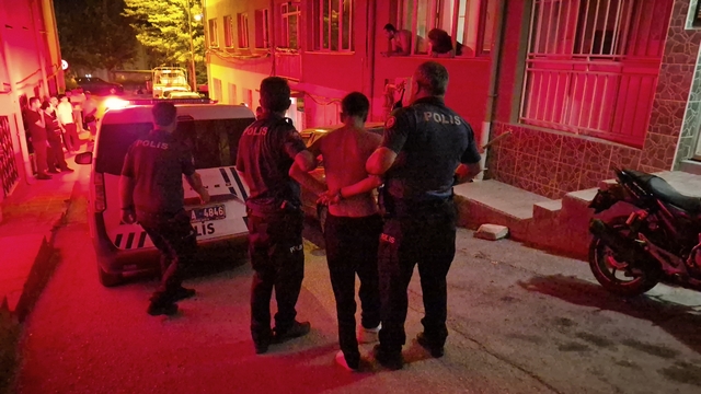 Polise mukavemet gösteren genç ters kelepçe yapılarak gözaltına alındı
Eskişehir'de olaylı gece: Sokak ortasında bağıran kadının sesi mahalleyi inletti