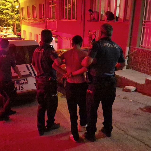 Polise mukavemet gösteren genç ters kelepçe yapılarak gözaltına alındı
Eski...