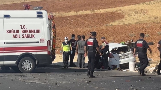 Gaziantep'te iki araç kafa kafaya çarpıştı: 2 ölü, 4 yaralı