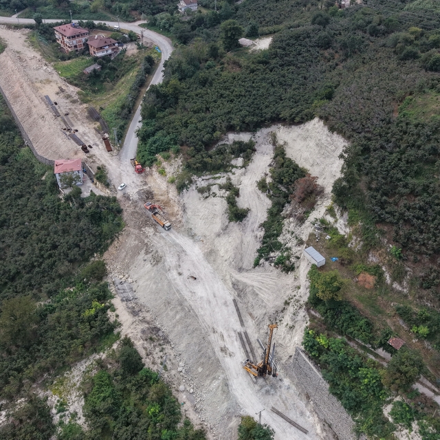 Ordu'yu İç Anadolu'ya bağlayan Akkuş-Niksar kara yolunda fore kazık çalışma...