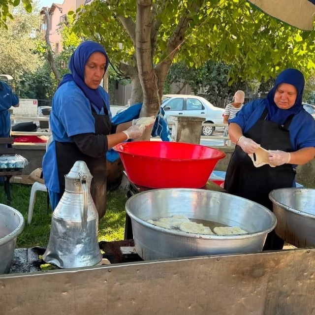 Burhaniye'de geleneksel lokma hayrı yapıldı
