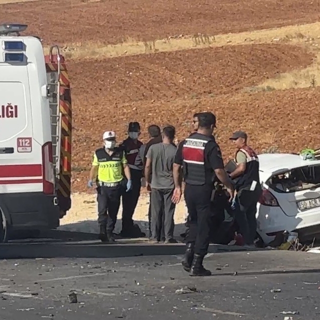 Gaziantep'te iki araç kafa kafaya çarpıştı: 2 ölü, 4 yaralı