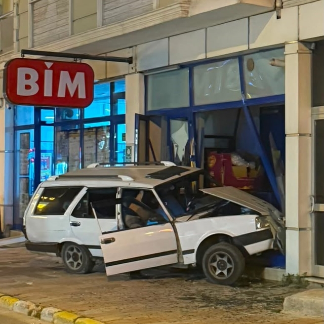 Kontrolden çıkan otomobil markete girdi