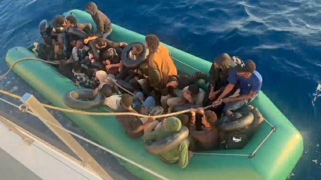 İzmir açıklarında sürüklenen bottaki 30 düzensiz göçmen kurtarıldı