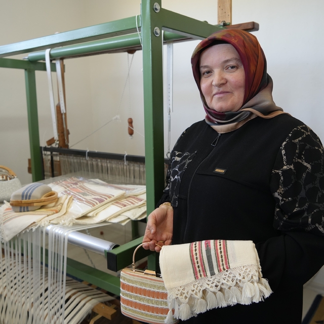 Ninelerini örnek alıp evinin odasını dokuma atölyesine çevirdi, şimdi talep...