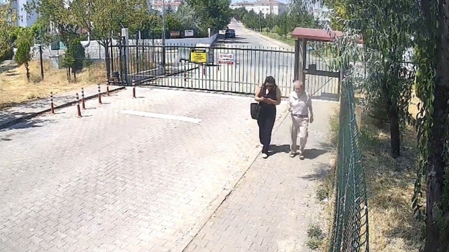 Kendini savcı olarak tanıtan kadının oyununu 8 yaşındaki çocuk bozdu
Sahte polisin yaşlı adamı kandırma anı kamerada
Yüksel Işkın: "Hırsızlık soruşturması bahanesiyle eve giren şüpheli, altınları polis ve savcılık talimatı iddiasıyla incelemek üzere almaya çalıştı"
"Ev sahibinin torununu yan bloktaki babasına haber vermeye yönlendirmesiyle paniğe kapılan dolandırıcı, hiçbir maddi zarar veremeden daireyi hızla terk etti"