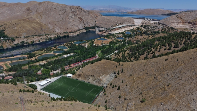 Keban Baraj Gölü manzaralı dağ dibindeki stat dronla görüntülendi