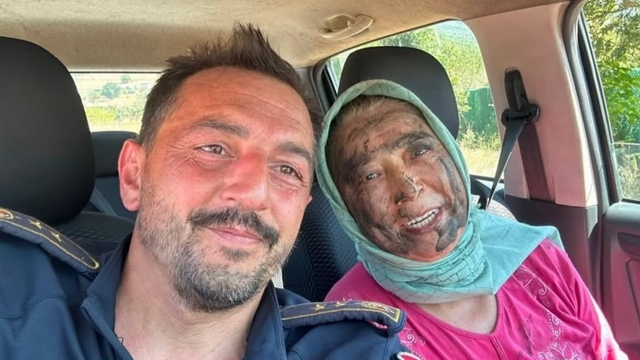 Hastalığını unuttu, alevlere koştu...65 yaşındaki Hanife Teyze alevlerin önüne geçti
Alevlerle mücadele edip yüzü simsiyah olan Hanife Tiryaki'yi itfaiye ekipleri evine bıraktı, bir gün sonra itfaiye ekibi evinde ziyaret ettiği Tiryaki'ye teşekkür etti