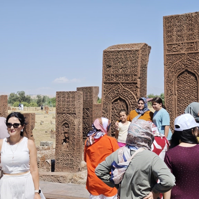 Ahlat Selçuklu Meydan Mezarlığı ziyaretçi akınına uğradı
Türkiye'nin dört b...