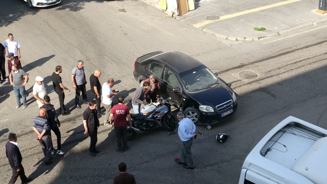 Kars'ta ilginç kaza: Otomobil ile motosiklet çarpıştı, sürücü motosikletini bırakıp kayboldu