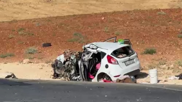 Hafif ticari araç ile otomobil, kafa kafaya çarpıştı; 2 ölü, 4 yaralı