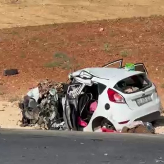 Hafif ticari araç ile otomobil, kafa kafaya çarpıştı; 2 ölü, 4 yaralı
