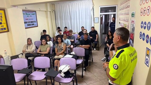 Kırklareli'nde sürücü adaylarına trafik güvenliği eğitimi verildi