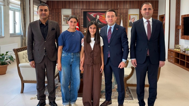 Kaymakam Hülür, YKS'de Türkiye 3.320'ncisi olan görme engelli öğrenciyi kabul etti