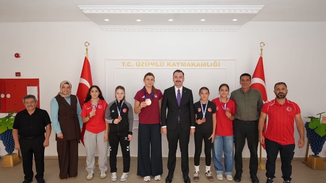 Üzümlü'de başarılı güreşçilerden Kaymakam Hökelekli'ye ziyaret