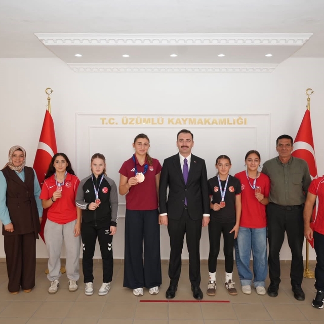 Üzümlü'de başarılı güreşçilerden Kaymakam Hökelekli'ye ziyaret