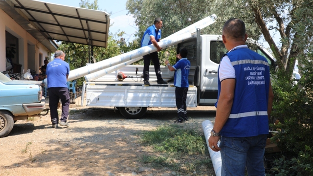 Muğla Büyükşehir'den sel mağduru üreticilere sera naylonu desteği