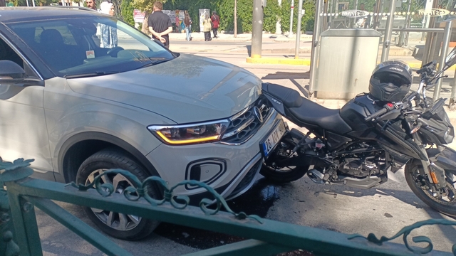 Yayalara yol veren motosikletliye otomobil çarptı