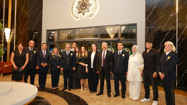 Mersin Emniyet Müdürü Aktaş, terfi eden 5 müdür ve aileleriyle bir araya geldi