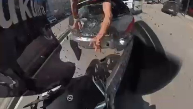 Otomobile çarpan motosikletin sürücüsü, metrelerce savruldu; kaza kask kamerasında
